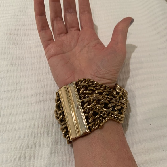 Gold twisted bracelet - Picture 3 of 3